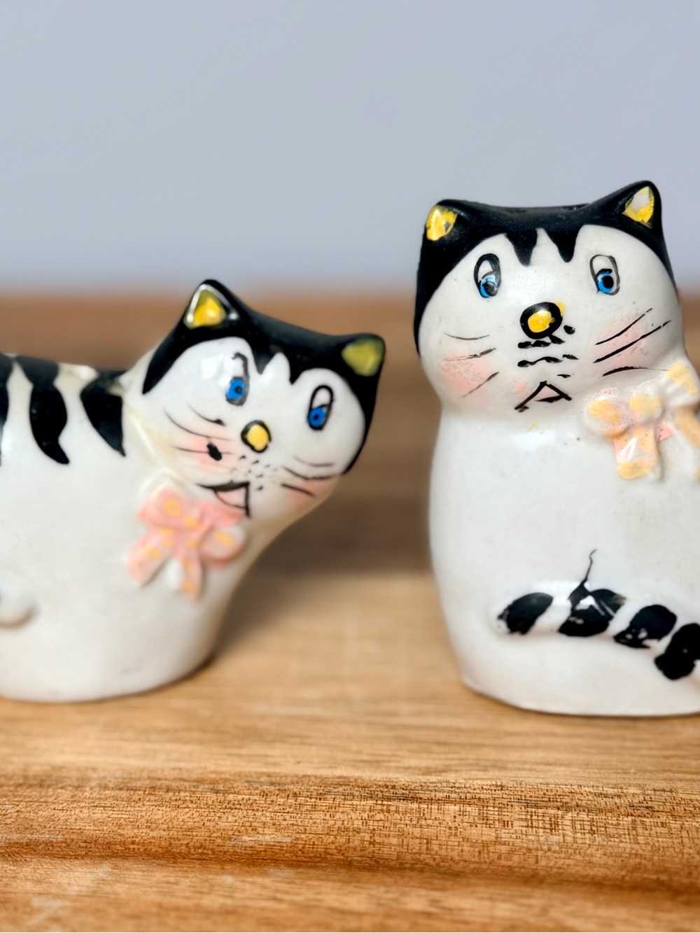 Vintage Hand painted Ceramic Cat Salt and Pepper Shakers - White and Black - Picture 3 of 10